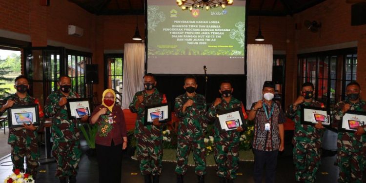Dalam Rangka HUT TNI Dan Juang TNI AD, BKKBN Beri Penghargaan Ke Babinsa