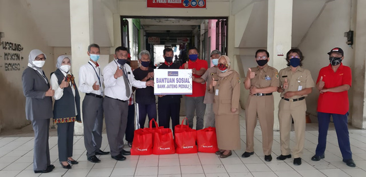 Bank Jateng Peduli, Bagikan Paket Sembako di Lingkungan Pasar Kota Wonogiri