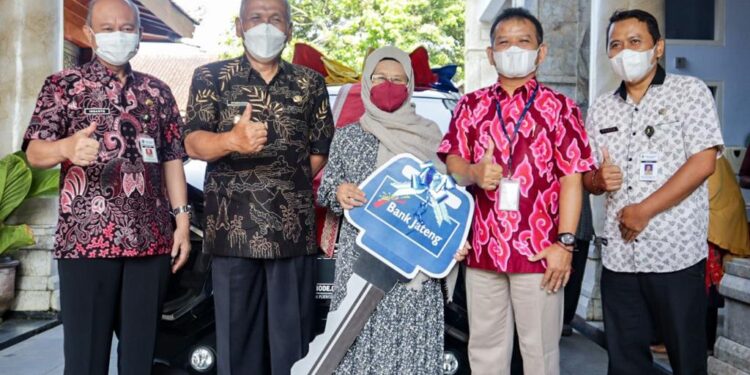 Siti Fatmah Kaget Dapat Hadiah Mobil Xpander dari Bank Jateng 1 Xpander