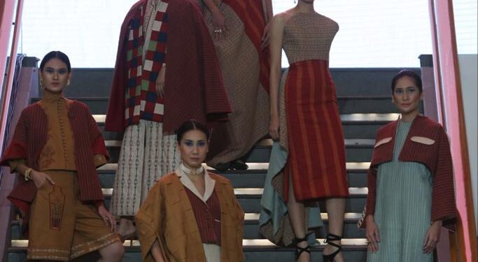 Rayakan Hari Ulos Nasional 2022, Tobatenun Persembahkan Parompuan dan Ulos dengan Menghadirkan Koleksi Couture Pertama “Kayu & Kosmos”