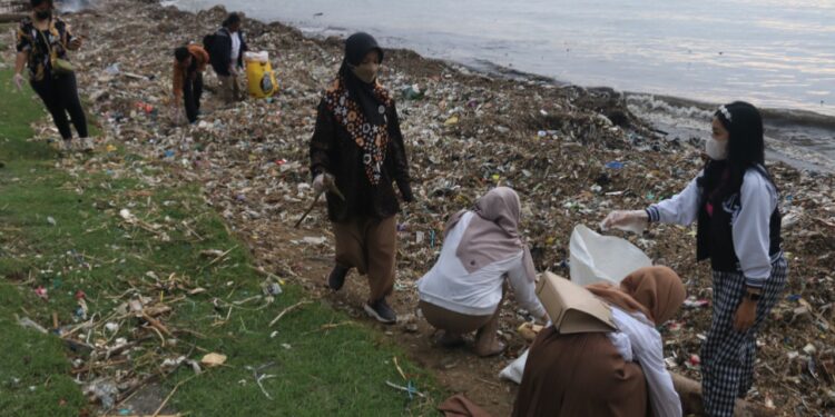 Peduli Biota Laut, Mahasiswa Udinus Bersih - Bersih Pantai Marina