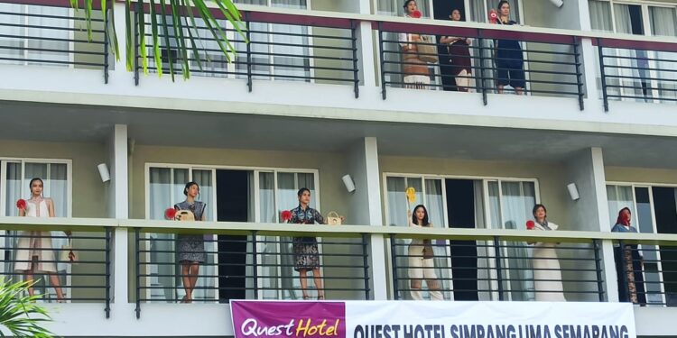 Unik Peragaan Busana IMLEK di Balkon Quest Hotel Simpang Lima Semarang