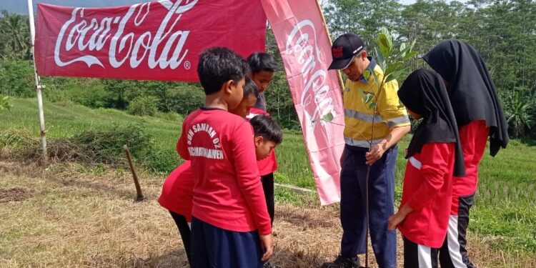 Dukung Kelestarian Sumber Daya Air, CCEP Indonesia Ajak Masyarakat Tanam Pohon dan Buat Biopori