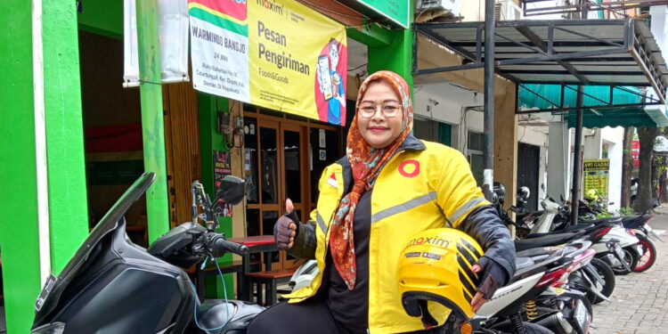 Hari Keluarga Internasional, Kisah Ibu Elis yang Dedikasikan Hidupnya Sebagai Ojol Maxim untuk Menafkahi Anak dan Cucu 1 Hari Keluarga Internasional, Kisah Ibu Elis yang Dedikasikan Hidupnya Sebagai Ojol Maxim untuk Menafkahi Anak dan Cucu