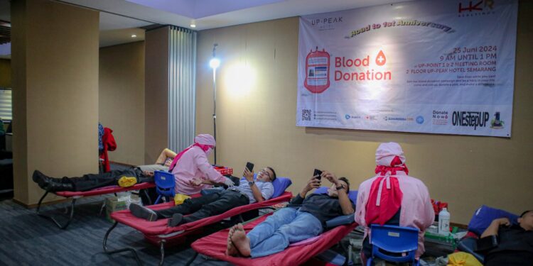 Up Peak Hotel Simpang Lima Semarang Gelar Donor Darah Bersama Driver Taxi Blue Bird 1 Up Peak Hotel Simpang Lima Semarang Gelar Donor Darah Bersama Driver Taxi Blue Bird