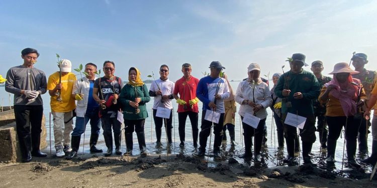 Telkom Semarang Gandeng Warga Lestarikan Pesisir Mangunharjo dengan Ribuan Bibit Mangrove 1 Telkom Semarang Gandeng Warga Lestarikan Pesisir Mangunharjo dengan Ribuan Bibit Mangrove