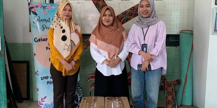 Telkom Semarang Jateng Utara Dukung Digitalisasi SMP Wahid Hasyim Pekalongan dengan Penyerahan DNA 1 Telkom Semarang Jateng Utara Dukung Digitalisasi SMP Wahid Hasyim Pekalongan dengan Penyerahan DNA