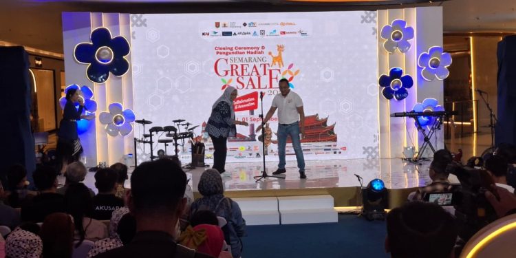 Semargres 2025 Capai Rp 597 Miliar, Doorprize Utama Mobil Alya Disabet Kustomer Belanja di Apotek 1 Semargres 2025 Capai Rp 597 Miliar, Doorprize Utama Mobil Alya Disabet Kustomer Belanja di Apotek