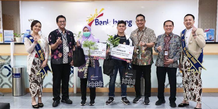 Bank Jateng Jadikan Hari Pelanggan Momen Apresiasi, Beri Bibit Tanaman sebagai Simbol Pertumbuhan dan Komitmen 1 Bank Jateng Jadikan Hari Pelanggan Momen Apresiasi, Beri Bibit Tanaman sebagai Simbol Pertumbuhan dan Komitmen