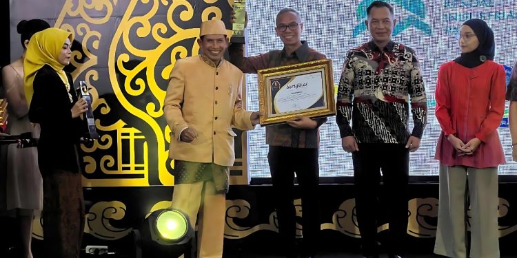 Bank Jateng Raih Penghargaan Lembaga Perbankan Pemberdaya Pembangunan Daerah 1 Bank Jateng Raih Penghargaan Lembaga Perbankan Pemberdaya Pembangunan Daerah