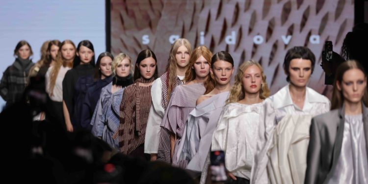 Modest Fashion Jadi Sorotan dalam Moscow Fashion Week 1 Modest Fashion Jadi Sorotan dalam Moscow Fashion Week