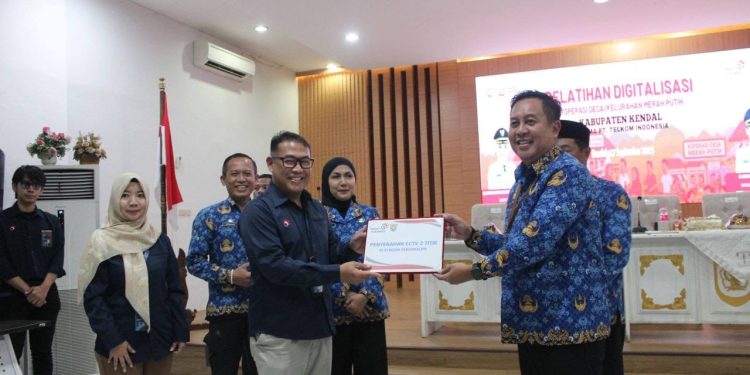 PT. Telkom Indonesia Serahkan Bantuan DNA di SMKN Kendal untuk Perkuat Ekosistem Digital di Kendal 1 PT. Telkom Indonesia Serahkan Bantuan DNA di SMKN Kendal untuk Perkuat Ekosistem Digital di Kendal