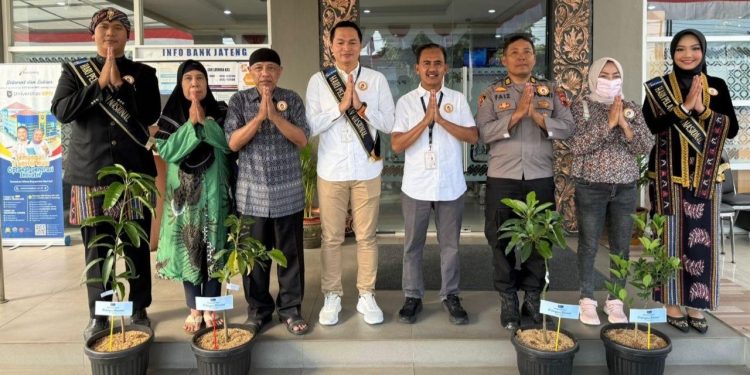 Bank Jateng Cabang Jepara Bagikan Puluhan Bibit Buah, Rayakan Hari Pelanggan Nasional Sekaligus Dukung Penghijauan