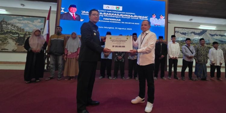 Kolaborasi untuk Kebaikan: Bank Jateng dan Pemerintah Kabupaten Magelang Perbaiki RTLH 1 Kolaborasi untuk Kebaikan: Bank Jateng dan Pemerintah Kabupaten Magelang Perbaiki RTLH