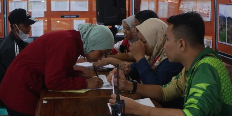 Pemerintah Banjarnegara melalui PMI Salurkan Bantuan Tunai Tahap Pertama Untuk Korban Longsor Situkung