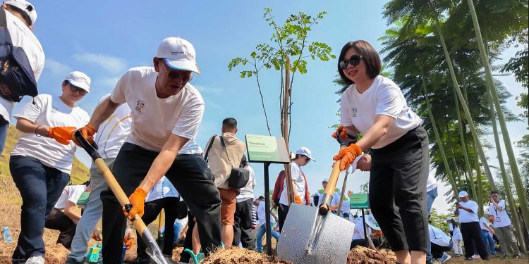 25.000 Pohon untuk Masa Depan Manajemen dan Karyawan Kawan Lama Group Satukan Langkah untuk Bumi yang Lebih Hijau 1 25.000 Pohon untuk Masa Depan Manajemen dan Karyawan Kawan Lama Group Satukan Langkah untuk Bumi yang Lebih Hijau