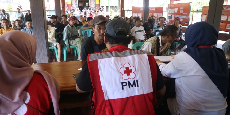 Sebanyak 218 KK Korban Longsor Situkung Terima Bantuan Tahap 4 Hasil Donasi Masyarakat Melalui PMI 1 Sebanyak 218 KK Korban Longsor Situkung Terima Bantuan Tahap 4 Hasil Donasi Masyarakat Melalui PMI