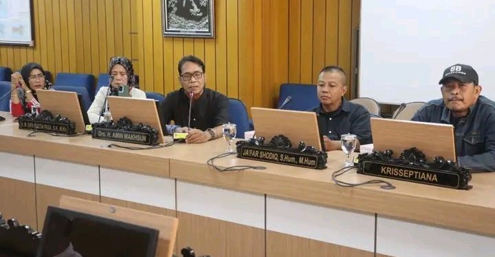Pegiat Seni-Budaya dan Pedagang Pasar Bulu Audiensi ke DPRD Jateng, Dorong Strategi Kreatif Hidupkan Pasar Tradisional 1 Pegiat Seni-Budaya dan Pedagang Pasar Bulu Audiensi ke DPRD Jateng, Dorong Strategi Kreatif Hidupkan Pasar Tradisional