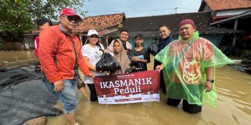 Banjir Kendal, Ikatan Alumni SMA N 1 Kendal Berikan Bantuan Makanan Siap Saji
