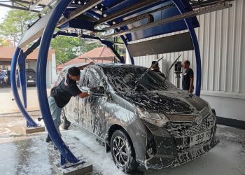 Inovasi Anak Muda Hadirkan Cuci Mobil Robotik di Semarang