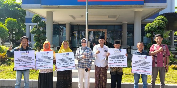 LIMA KELUARGA DI REMBANG TERIMA BANTUAN PEMUGARAN RUMAH TIDAK LAYAK HUNI (RTLH) DARI BANK JATENG