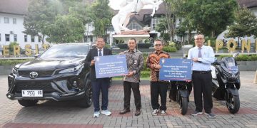 Bank Jateng Perkuat Sinergi dengan Undip, Serahkan Fortuner dan Dua NMax untuk Dukung Operasional Kampus