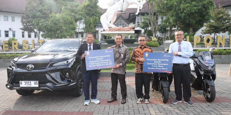 Bank Jateng Perkuat Sinergi dengan Undip, Serahkan Fortuner dan Dua NMax untuk Dukung Operasional Kampus