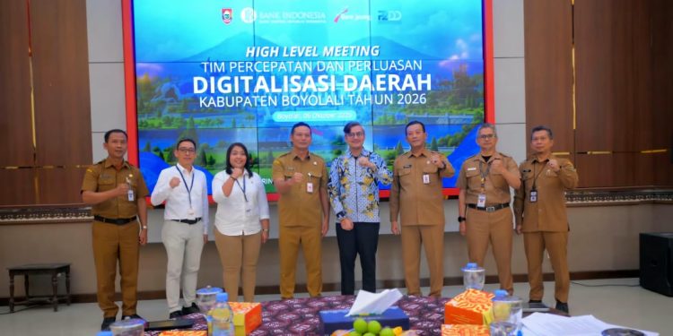 Bank Jateng Perkuat Dukungan Digitalisasi Keuangan Pemkab Boyolali melalui HLM TP2DD 2026*   BOYOLALI — Bank Jateng memperkuat komitmennya dalam mendukung percepatan dan perluasan digitalisasi transaksi keuangan Pemerintah Kabupaten Boyolali melalui High Level Meeting (HLM) Tim Percepatan dan Perluasan Digitalisasi Daerah (TP2DD) Kabupaten Boyolali Tahun 2026. Kegiatan tersebut berlangsung di Kantor Bupati Boyolali, Selasa (6/10/2026)  Pemimpin Bank Jateng Cabang Boyolali, Umi Laila Sholichah, menegaskan komitmen Bank Jateng untuk terus memperkuat sinergi dengan Pemerintah Kabupaten Boyolali dalam mendorong implementasi transaksi keuangan daerah secara digital.  “Bank Jateng Cabang Boyolali mendukung penuh percepatan dan perluasan digitalisasi daerah di Kabupaten Boyolali. Komitmen ini kami wujudkan melalui penguatan sinergi dengan pemerintah daerah serta dukungan layanan perbankan digital untuk mengoptimalkan transaksi pendapatan dan belanja daerah,” ujar Umi.  Menurutnya, kolaborasi antara pemerintah daerah dan perbankan menjadi salah satu faktor penting dalam memperluas ekosistem transaksi keuangan digital. Melalui dukungan layanan dan infrastruktur perbankan, Bank Jateng berupaya memastikan proses transaksi pemerintah daerah dapat berlangsung semakin efektif, efisien, transparan, dan akuntabel.  Komitmen tersebut turut diperkuat melalui paparan teknis yang disampaikan Wiwid Yudha Prasetia, Tim Business Development Divisi Bisnis Kelembagaan dan Komersial Bank Jateng Kantor Pusat. Dalam paparannya, Wiwid menyampaikan dukungan dan komitmen layanan digital Bank Jateng dalam mempercepat serta memperluas digitalisasi transaksi keuangan Pemerintah Kabupaten Boyolali.  “Bank Jateng siap mendukung kebutuhan digitalisasi pemerintah daerah melalui penguatan layanan perbankan digital, baik untuk transaksi pendapatan maupun belanja daerah. Kami berharap sinergi yang terbangun dapat semakin memperluas pemanfaatan transaksi nontunai di lingkungan Pemerintah Kabupaten Boyolali,” jelas Wiwid.  Sementara itu, Plt. Kepala Badan Keuangan Daerah Kabupaten Boyolali, Muhammad Arief Wardianta, A.P., M.M., menyampaikan laporan penyelenggaraan kegiatan sekaligus evaluasi Elektronifikasi Transaksi Pemerintah Daerah (ETPD) Kabupaten Boyolali periode 2021–2025. Evaluasi tersebut menjadi salah satu bahan dalam melihat perkembangan dan tantangan digitalisasi transaksi pemerintah daerah sekaligus menentukan langkah penguatan ke depan.  Pembahasan dalam forum kemudian diarahkan pada perumusan peta jalan TP2DD Kabupaten Boyolali Tahun Anggaran 2026–2031. Perumusan tersebut menjadi bagian penting dalam menyelaraskan strategi digitalisasi pendapatan dan belanja daerah pada periode mendatang.  Bupati Boyolali, Agus Irawan, dalam arahannya menekankan pentingnya optimalisasi penggunaan Kartu Kredit Indonesia (KKI) dalam belanja daerah, percepatan digitalisasi pendapatan daerah, serta penguatan komitmen seluruh jajaran pemerintah daerah dalam mendukung implementasi digitalisasi transaksi keuangan daerah.  Selain itu, Deputi Kepala Perwakilan Bank Indonesia Solo, Pramudya Wicaksana, memaparkan evaluasi pencapaian Pemerintah Kabupaten Boyolali dalam percepatan dan perluasan digitalisasi daerah pada semester I 2026.  HLM TP2DD Kabupaten Boyolali tersebut dihadiri Kepala UPPD Samsat Kabupaten Boyolali, kepala dan bendahara organisasi perangkat daerah (OPD) yang mengelola pendapatan daerah, direktur RSUD se-Kabupaten Boyolali, serta sejumlah kepala OPD lainnya.  Melalui forum tersebut, Bank Jateng semakin memperkuat perannya sebagai mitra strategis Pemerintah Kabupaten Boyolali dalam membangun ekosistem transaksi keuangan daerah berbasis digital. Sinergi antara pemerintah daerah, Bank Indonesia, Bank Jateng, dan seluruh perangkat daerah diharapkan mampu mendorong pengelolaan keuangan daerah yang semakin efisien, transparan, dan akuntabel