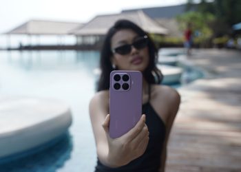 Alasan Xiaomi 17T Pro Jadi Daily Driver Pilihan Para Kreator Gaya Hidup image.jpeg Jakarta, 29 September 2026 — Momen berharga seringkali datang tanpa aba-aba, namun foto smartphone kerap gagal menangkap emosi dan nuansa aslinya. Di tengah dominasi mobile photography yang menyumbang lebih dari 92% foto di seluruh dunia menurut lembaga riset pasar global Statista, kebutuhan akan kamera yang mampu "bercerita" kian mutlak. Celah inilah yang dijawab oleh Xiaomi 17T Series. Melalui sistem kamera kolaborasi Leica berjuluk “The Telephoto Master”, perangkat ini menyajikan warna serta kedalaman visual autentik. Kemampuan yang dibuktikan langsung oleh sejumlah konten kreator saat mengabadikan keindahan tropis Pulau Sepa. Tangkapan Jarak Jauh Tetap Tajam dan Detail Kekhawatiran utama saat memotret objek dari jarak jauh adalah foto yang pecah atau kehilangan detail. Melalui dukungan lensa Leica Telephoto dengan kemampuan 5x Telephoto, 10x optical-grade zoom, serta 120x AI Ultra Zoom yang ditopang Optical Image Stabilization (OIS), Xiaomi 17T Series memungkinkan pengguna menghasilkan bidikan 50 MP yang tetap jernih di berbagai rentang jarak. Pengalaman ini dirasakan langsung oleh @rianiond. Saat memperbesar bidikan objek dari kejauhan, detail ekspresi wajah, tekstur pakaian, hingga pola ombak tetap tertangkap jelas tanpa efek buram. image.jpegimage.jpegimage.jpeg Hasil foto @rianiond menggunakan Xiaomi 17T pro Eksplorasi visual berlanjut saat @zooeeya dan @kennyharyanto mengabadikan objek yang berada cukup jauh dan bergerak aktif. Berkat fitur Ultra-HD Live Moment 4K serta transisi zoom yang mulus di mode Portrait maupun Freestyle, setiap aksi dinamis terekam secara rapi dan sinematik layaknya hasil kamera profesional. image.jpegimage.jpegimage.jpeg Hasil foto @zooeeya dan @kennyharyanto menggunakan Xiaomi 17T Pro Efek Bokeh Natural dan Karakter Warna yang Hidup Foto yang menarik adalah foto yang mampu menyampaikan cerita secara autentik. Karakter Leica Live Moment yang dirancang dengan estetika foto khas Leica menghasilkan gambar vibrant, lengkap dengan efek kedalaman latar (bokeh) yang halus dan natural. Kelebihan ini dimanfaatkan oleh @steviiewong saat mengambil foto candid duduk santai di dermaga tepi laut. Hasil tangkapannya menampilkan separasi subjek yang rapi dengan latar gradasi warna air laut yang jernih, menciptakan visual yang estetik dan tenang tanpa membutuhkan proses penyuntingan yang 10 Alasan Xiaomi 17T Pro Jadi Daily Driver Pilihan Para Kreator Gaya Hidup image.jpeg Jakarta, 29 September 2026 — Momen berharga seringkali datang tanpa aba-aba, namun foto smartphone kerap gagal menangkap emosi dan nuansa aslinya. Di tengah dominasi mobile photography yang menyumbang lebih dari 92% foto di seluruh dunia menurut lembaga riset pasar global Statista, kebutuhan akan kamera yang mampu “bercerita” kian mutlak. Celah inilah yang dijawab oleh Xiaomi 17T Series. Melalui sistem kamera kolaborasi Leica berjuluk “The Telephoto Master”, perangkat ini menyajikan warna serta kedalaman visual autentik. Kemampuan yang dibuktikan langsung oleh sejumlah konten kreator saat mengabadikan keindahan tropis Pulau Sepa. Tangkapan Jarak Jauh Tetap Tajam dan Detail Kekhawatiran utama saat memotret objek dari jarak jauh adalah foto yang pecah atau kehilangan detail. Melalui dukungan lensa Leica Telephoto dengan kemampuan 5x Telephoto, 10x optical-grade zoom, serta 120x AI Ultra Zoom yang ditopang Optical Image Stabilization (OIS), Xiaomi 17T Series memungkinkan pengguna menghasilkan bidikan 50 MP yang tetap jernih di berbagai rentang jarak. Pengalaman ini dirasakan langsung oleh @rianiond. Saat memperbesar bidikan objek dari kejauhan, detail ekspresi wajah, tekstur pakaian, hingga pola ombak tetap tertangkap jelas tanpa efek buram. image.jpegimage.jpegimage.jpeg Hasil foto @rianiond menggunakan Xiaomi 17T pro Eksplorasi visual berlanjut saat @zooeeya dan @kennyharyanto mengabadikan objek yang berada cukup jauh dan bergerak aktif. Berkat fitur Ultra-HD Live Moment 4K serta transisi zoom yang mulus di mode Portrait maupun Freestyle, setiap aksi dinamis terekam secara rapi dan sinematik layaknya hasil kamera profesional. image.jpegimage.jpegimage.jpeg Hasil foto @zooeeya dan @kennyharyanto menggunakan Xiaomi 17T Pro Efek Bokeh Natural dan Karakter Warna yang Hidup Foto yang menarik adalah foto yang mampu menyampaikan cerita secara autentik. Karakter Leica Live Moment yang dirancang dengan estetika foto khas Leica menghasilkan gambar vibrant, lengkap dengan efek kedalaman latar (bokeh) yang halus dan natural. Kelebihan ini dimanfaatkan oleh @steviiewong saat mengambil foto candid duduk santai di dermaga tepi laut. Hasil tangkapannya menampilkan separasi subjek yang rapi dengan latar gradasi warna air laut yang jernih, menciptakan visual yang estetik dan tenang tanpa membutuhkan proses penyuntingan yang