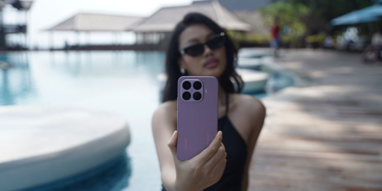 Alasan Xiaomi 17T Pro Jadi Daily Driver Pilihan Para Kreator Gaya Hidup image.jpeg Jakarta, 29 September 2026 — Momen berharga seringkali datang tanpa aba-aba, namun foto smartphone kerap gagal menangkap emosi dan nuansa aslinya. Di tengah dominasi mobile photography yang menyumbang lebih dari 92% foto di seluruh dunia menurut lembaga riset pasar global Statista, kebutuhan akan kamera yang mampu "bercerita" kian mutlak. Celah inilah yang dijawab oleh Xiaomi 17T Series. Melalui sistem kamera kolaborasi Leica berjuluk “The Telephoto Master”, perangkat ini menyajikan warna serta kedalaman visual autentik. Kemampuan yang dibuktikan langsung oleh sejumlah konten kreator saat mengabadikan keindahan tropis Pulau Sepa. Tangkapan Jarak Jauh Tetap Tajam dan Detail Kekhawatiran utama saat memotret objek dari jarak jauh adalah foto yang pecah atau kehilangan detail. Melalui dukungan lensa Leica Telephoto dengan kemampuan 5x Telephoto, 10x optical-grade zoom, serta 120x AI Ultra Zoom yang ditopang Optical Image Stabilization (OIS), Xiaomi 17T Series memungkinkan pengguna menghasilkan bidikan 50 MP yang tetap jernih di berbagai rentang jarak. Pengalaman ini dirasakan langsung oleh @rianiond. Saat memperbesar bidikan objek dari kejauhan, detail ekspresi wajah, tekstur pakaian, hingga pola ombak tetap tertangkap jelas tanpa efek buram. image.jpegimage.jpegimage.jpeg Hasil foto @rianiond menggunakan Xiaomi 17T pro Eksplorasi visual berlanjut saat @zooeeya dan @kennyharyanto mengabadikan objek yang berada cukup jauh dan bergerak aktif. Berkat fitur Ultra-HD Live Moment 4K serta transisi zoom yang mulus di mode Portrait maupun Freestyle, setiap aksi dinamis terekam secara rapi dan sinematik layaknya hasil kamera profesional. image.jpegimage.jpegimage.jpeg Hasil foto @zooeeya dan @kennyharyanto menggunakan Xiaomi 17T Pro Efek Bokeh Natural dan Karakter Warna yang Hidup Foto yang menarik adalah foto yang mampu menyampaikan cerita secara autentik. Karakter Leica Live Moment yang dirancang dengan estetika foto khas Leica menghasilkan gambar vibrant, lengkap dengan efek kedalaman latar (bokeh) yang halus dan natural. Kelebihan ini dimanfaatkan oleh @steviiewong saat mengambil foto candid duduk santai di dermaga tepi laut. Hasil tangkapannya menampilkan separasi subjek yang rapi dengan latar gradasi warna air laut yang jernih, menciptakan visual yang estetik dan tenang tanpa membutuhkan proses penyuntingan yang 1 Alasan Xiaomi 17T Pro Jadi Daily Driver Pilihan Para Kreator Gaya Hidup image.jpeg Jakarta, 29 September 2026 — Momen berharga seringkali datang tanpa aba-aba, namun foto smartphone kerap gagal menangkap emosi dan nuansa aslinya. Di tengah dominasi mobile photography yang menyumbang lebih dari 92% foto di seluruh dunia menurut lembaga riset pasar global Statista, kebutuhan akan kamera yang mampu "bercerita" kian mutlak. Celah inilah yang dijawab oleh Xiaomi 17T Series. Melalui sistem kamera kolaborasi Leica berjuluk “The Telephoto Master”, perangkat ini menyajikan warna serta kedalaman visual autentik. Kemampuan yang dibuktikan langsung oleh sejumlah konten kreator saat mengabadikan keindahan tropis Pulau Sepa. Tangkapan Jarak Jauh Tetap Tajam dan Detail Kekhawatiran utama saat memotret objek dari jarak jauh adalah foto yang pecah atau kehilangan detail. Melalui dukungan lensa Leica Telephoto dengan kemampuan 5x Telephoto, 10x optical-grade zoom, serta 120x AI Ultra Zoom yang ditopang Optical Image Stabilization (OIS), Xiaomi 17T Series memungkinkan pengguna menghasilkan bidikan 50 MP yang tetap jernih di berbagai rentang jarak. Pengalaman ini dirasakan langsung oleh @rianiond. Saat memperbesar bidikan objek dari kejauhan, detail ekspresi wajah, tekstur pakaian, hingga pola ombak tetap tertangkap jelas tanpa efek buram. image.jpegimage.jpegimage.jpeg Hasil foto @rianiond menggunakan Xiaomi 17T pro Eksplorasi visual berlanjut saat @zooeeya dan @kennyharyanto mengabadikan objek yang berada cukup jauh dan bergerak aktif. Berkat fitur Ultra-HD Live Moment 4K serta transisi zoom yang mulus di mode Portrait maupun Freestyle, setiap aksi dinamis terekam secara rapi dan sinematik layaknya hasil kamera profesional. image.jpegimage.jpegimage.jpeg Hasil foto @zooeeya dan @kennyharyanto menggunakan Xiaomi 17T Pro Efek Bokeh Natural dan Karakter Warna yang Hidup Foto yang menarik adalah foto yang mampu menyampaikan cerita secara autentik. Karakter Leica Live Moment yang dirancang dengan estetika foto khas Leica menghasilkan gambar vibrant, lengkap dengan efek kedalaman latar (bokeh) yang halus dan natural. Kelebihan ini dimanfaatkan oleh @steviiewong saat mengambil foto candid duduk santai di dermaga tepi laut. Hasil tangkapannya menampilkan separasi subjek yang rapi dengan latar gradasi warna air laut yang jernih, menciptakan visual yang estetik dan tenang tanpa membutuhkan proses penyuntingan yang